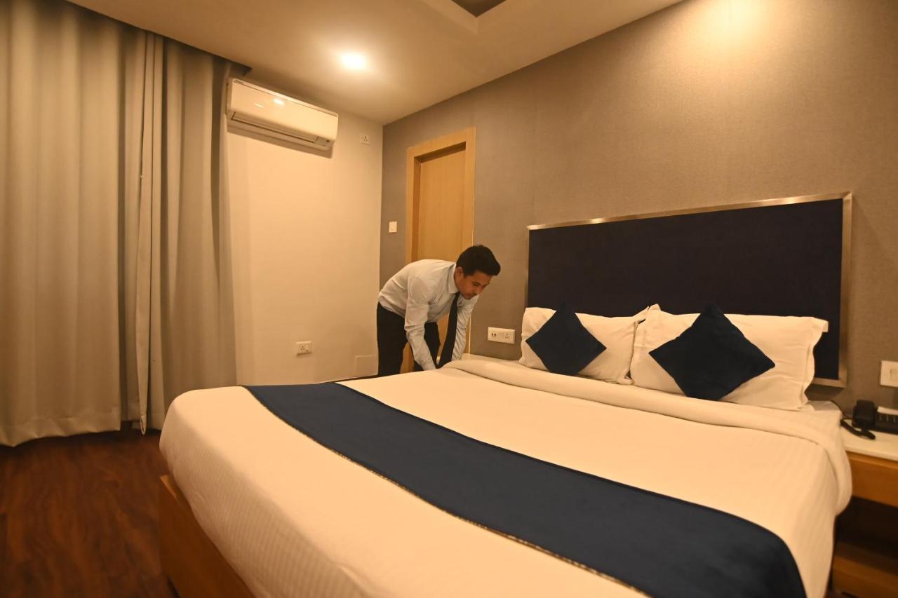 Hotel Prag Continental Guwahati Dış mekan fotoğraf