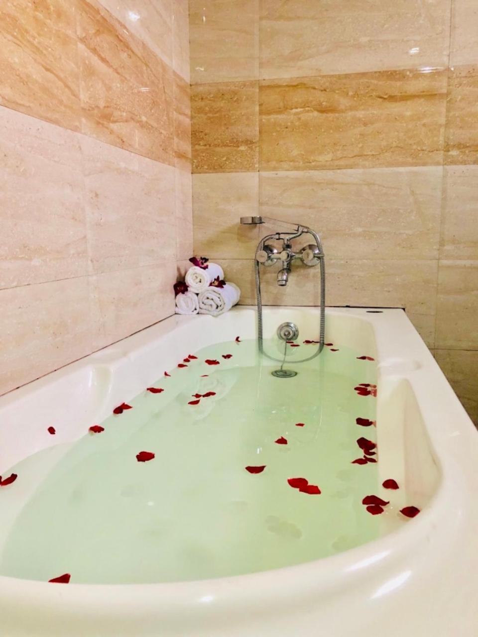 Hotel Prag Continental Guwahati Dış mekan fotoğraf