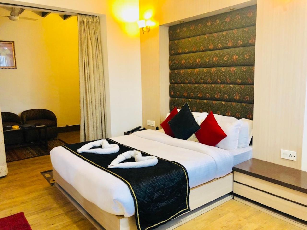 Hotel Prag Continental Guwahati Dış mekan fotoğraf