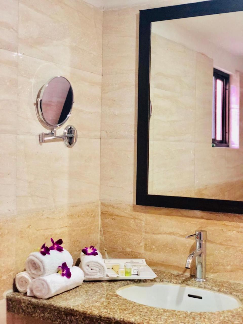 Hotel Prag Continental Guwahati Dış mekan fotoğraf