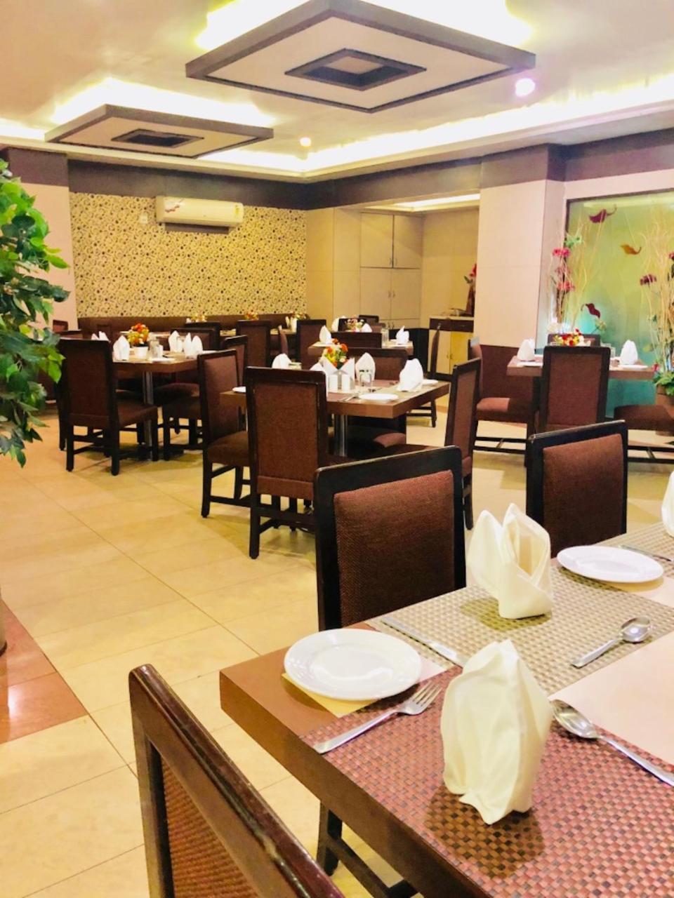 Hotel Prag Continental Guwahati Dış mekan fotoğraf