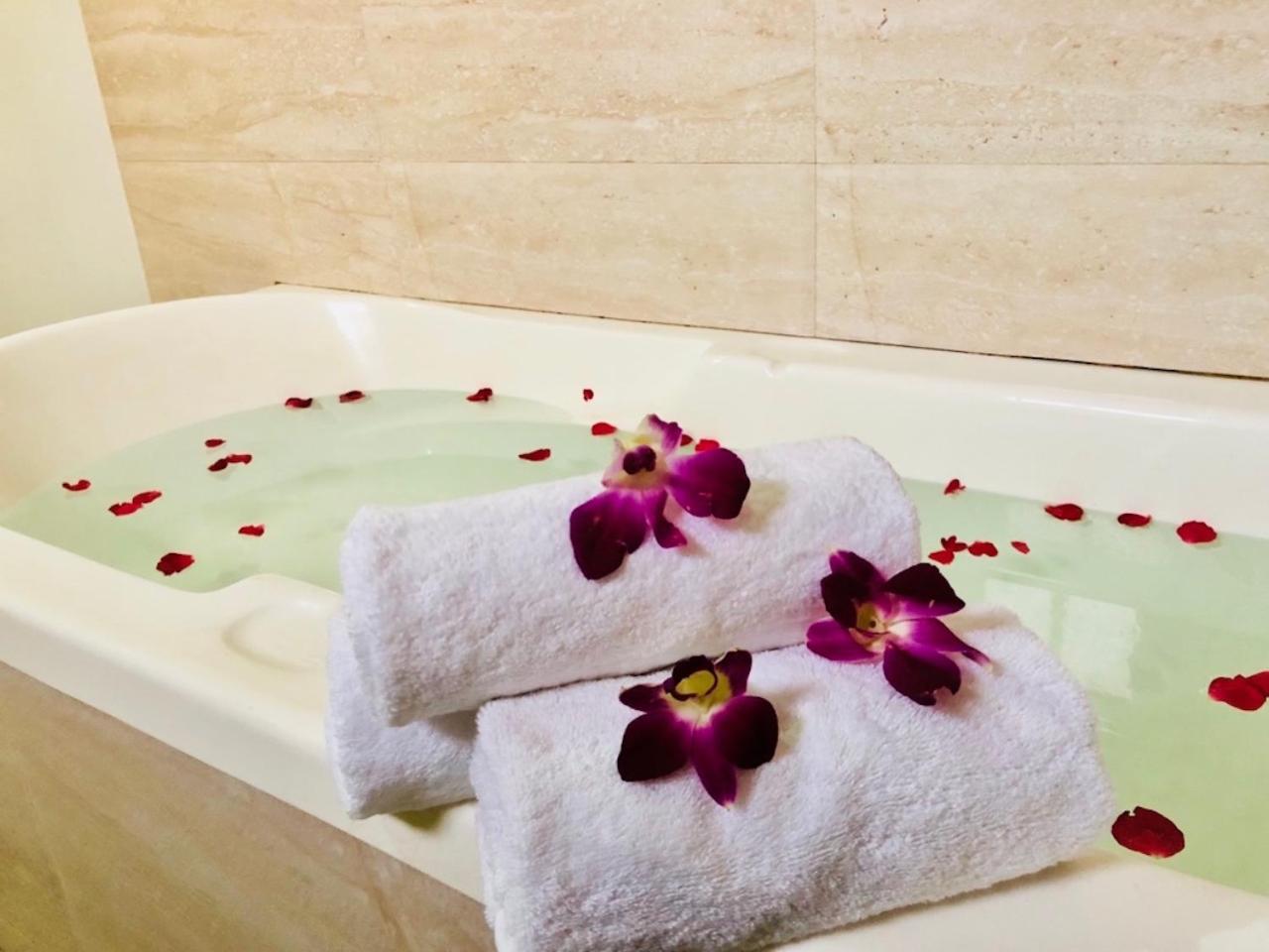 Hotel Prag Continental Guwahati Dış mekan fotoğraf