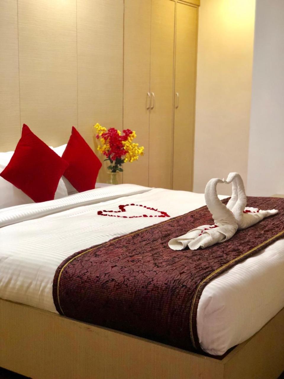 Hotel Prag Continental Guwahati Dış mekan fotoğraf